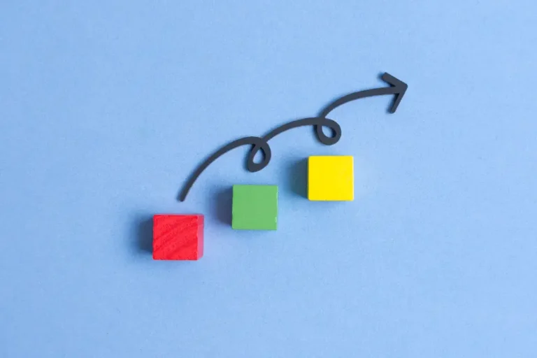 Curvy line jumping on three colorful ascending cubes.